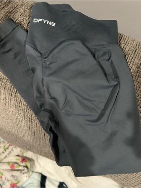 DFYNE Women's High-Waist Black Leggings